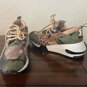 Steve Madden platform tennis shoe